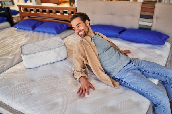 Matelas 140x190 cm à zone de confort renforcée: Soutien ciblé pour un repos optimal